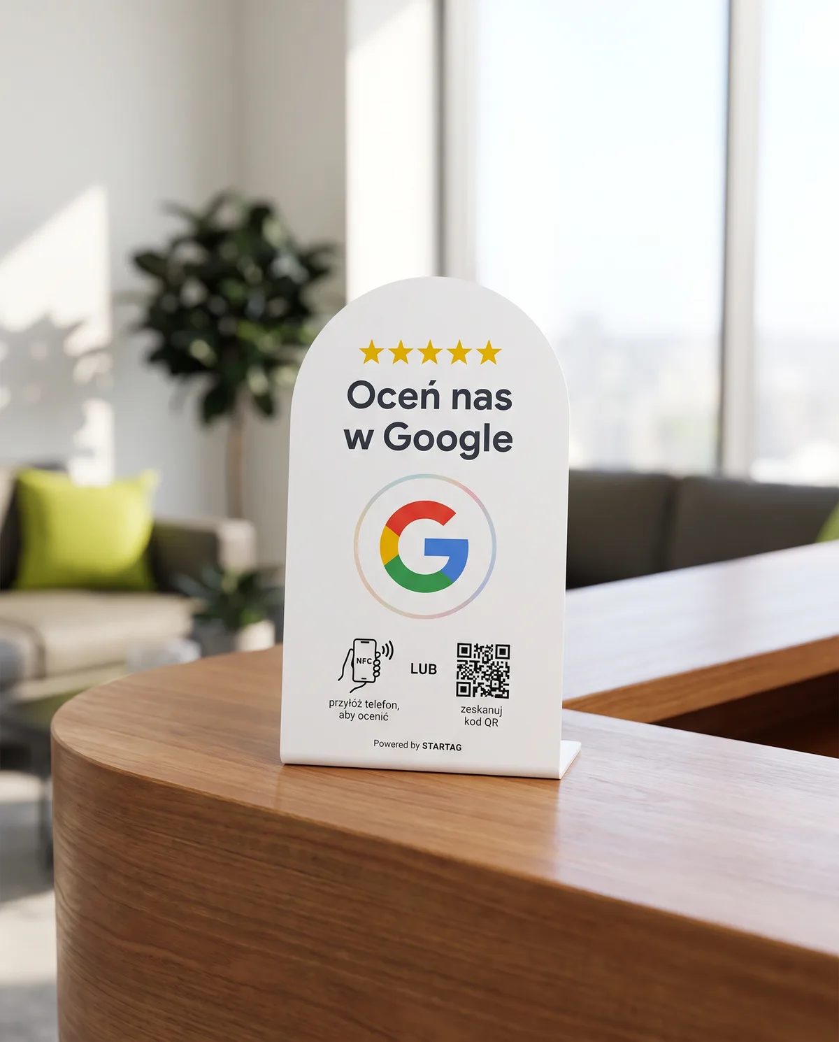 Stojak NFC StarTag „Oceń nas w Google” na blacie recepcji